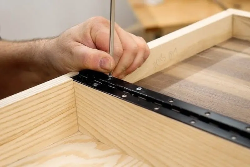 instalación de bisagras de piano