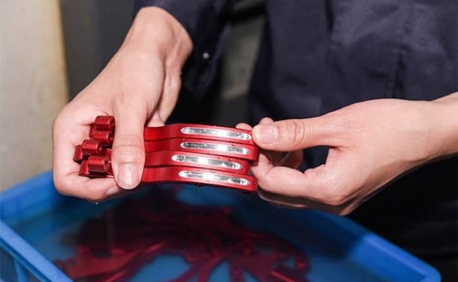 Inspektion von CNC-Motorradteilen