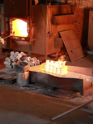 investment casting china pouring metal into the mold
