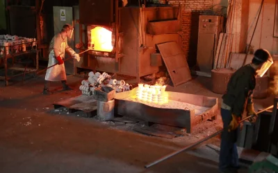 investment casting china pouring metal into the mold