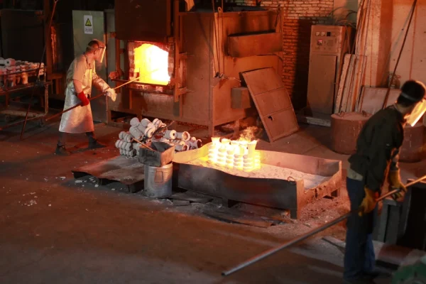 Литье по выплавляемым моделям в Китае: заливка металла в форму.