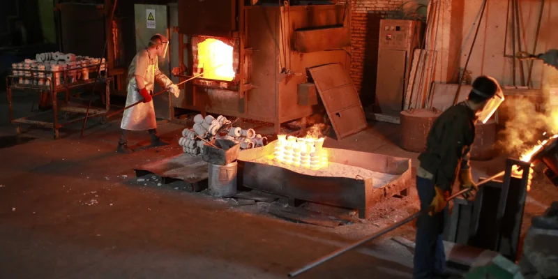 investment casting china pouring metal into the mold.webp