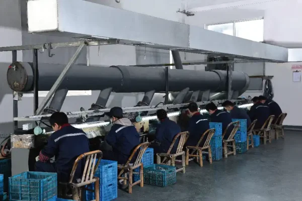 lucidatura di parti forgiate