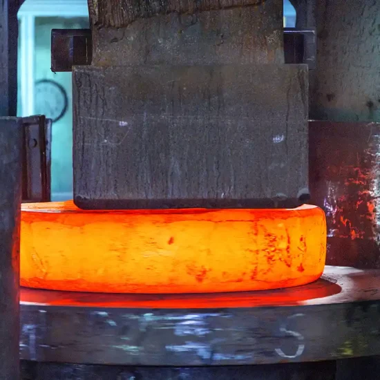 come appare il processo di forgiatura dei metalli