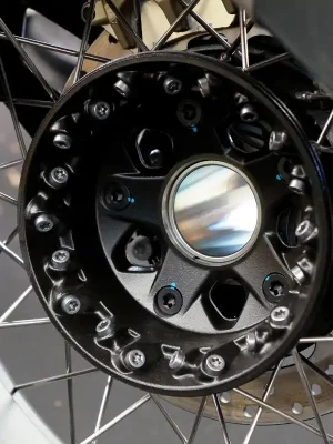 محور العجلة مثبت على دراجة نارية